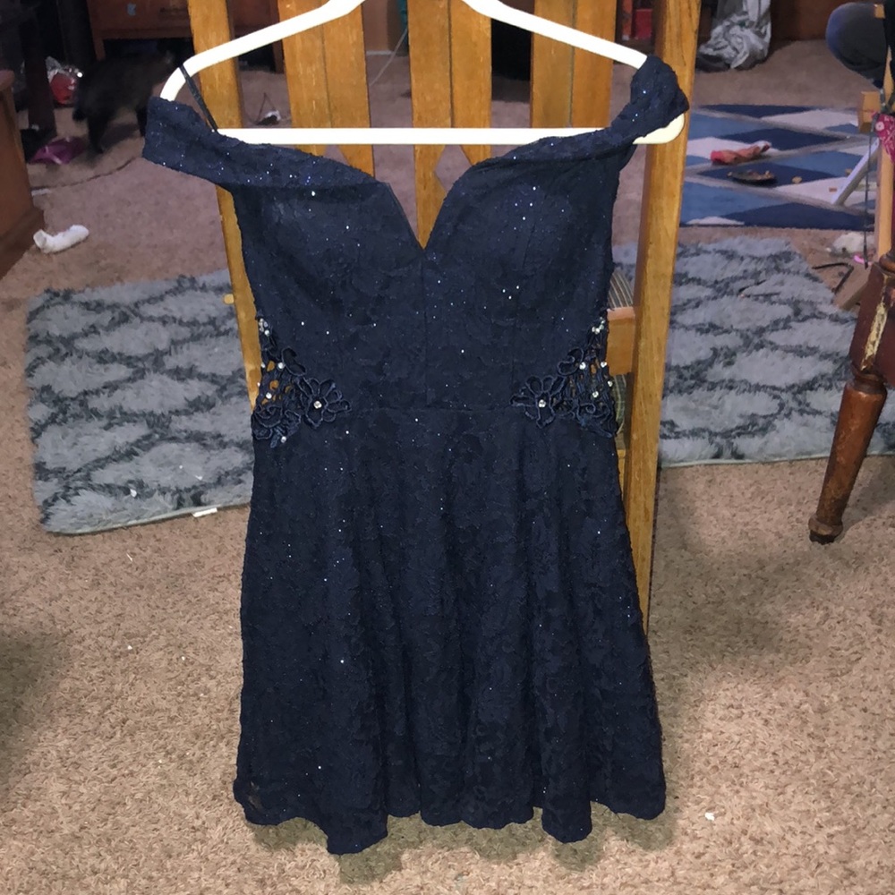 Beautiful 🤩 Juniors lace off the shoulder midi dress 👗 - Picture 2 of 14